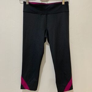 UNDER ARMOUR  All season Gear Capri Black purple snake skin print Small